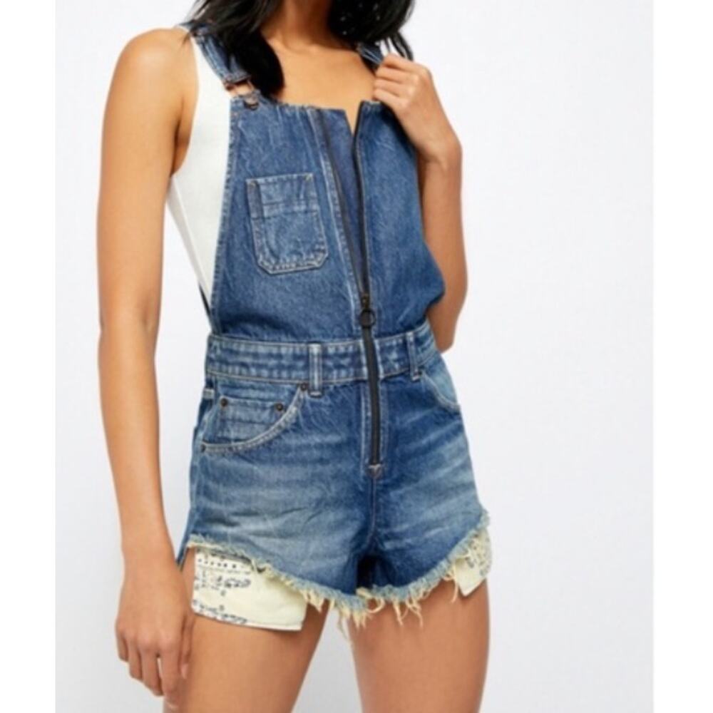 We The Free Sunkissed Denim Overall Shorts SZ 2 Blue Frayed Adjustable Front Zip